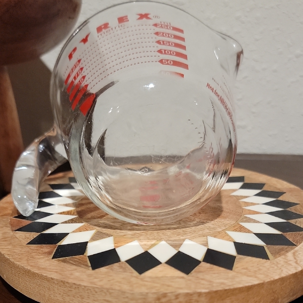 Pyrex White and Red Kitchen Tools Set - Picture 4 of 4